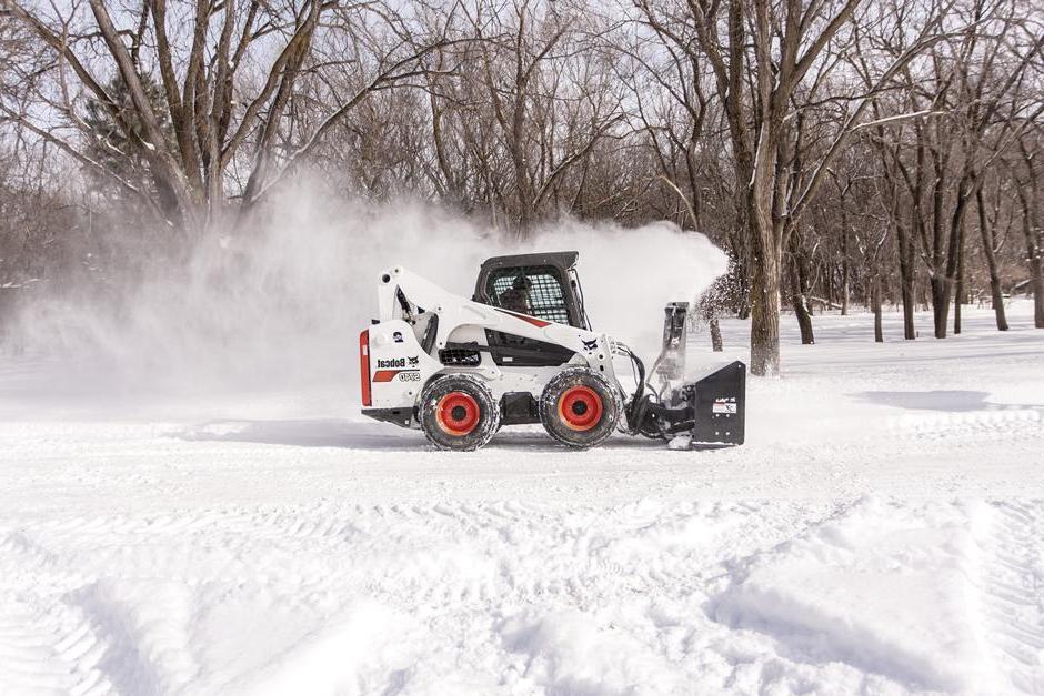 山猫滑转向与吹雪机附件